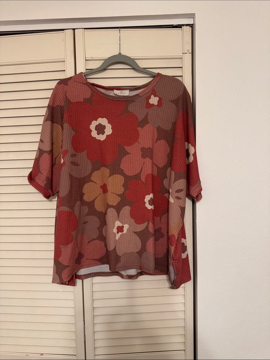 Hopely Tops - Hopely Short Sleeve Floral Top in Red, Pink, Brown